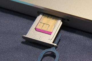 Mobilní data po celém světě za „pár korun“. Na trh přišel mobilní operátor, který boří vysoké ceny, ale jde to dokonce ještě levněji